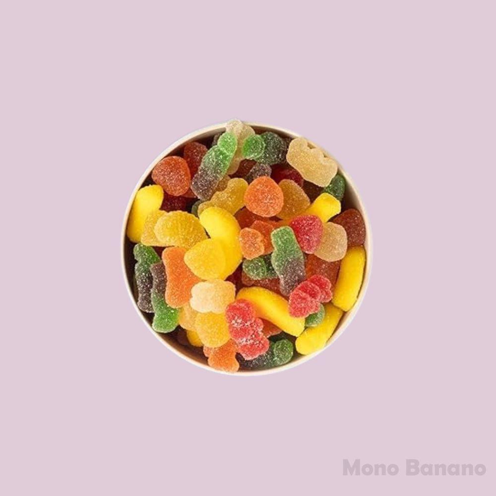 Gominolas variadas Cocktail Mix Vidal sin gluten servidas en un plato de Mono Banano