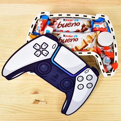 Caja de madera con forma de mando de consola rellena de chocolatinas, regalo gamer de Mono Banano