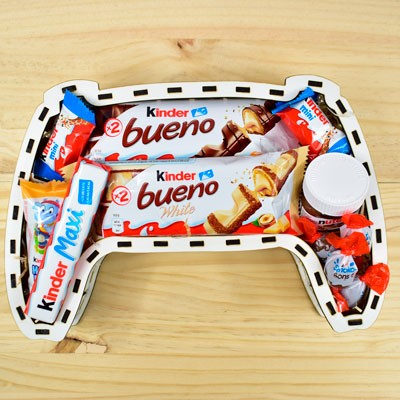 Caja mando Play llena de chocolatinas