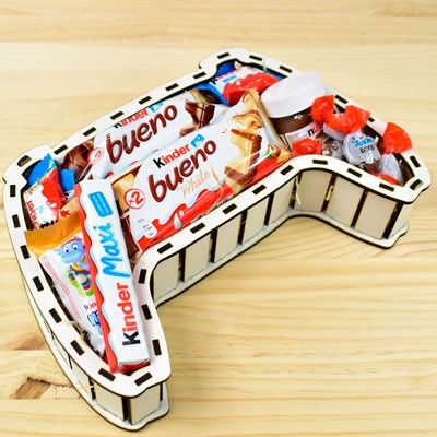 Caja mando Play llena de chocolatinas
