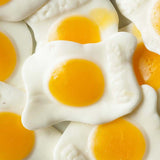 Huevos fritos gigantes de goma con forma de huevo frito y textura esponjosa