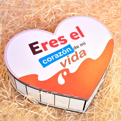Caja Corazón de Madera con chocolate Kinder ideal para regalar
