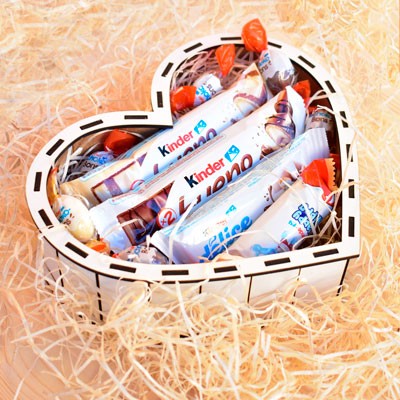 Caja Corazón de Madera con chocolate Kinder ideal para regalar abierto