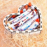 Caja Corazón de Madera con chocolate Kinder ideal para regalar abierto