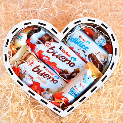 Caja Corazón de Madera con chocolate Kinder ideal para regalar