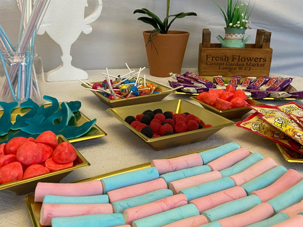 Mesa dulce de chuches montada para un evento
