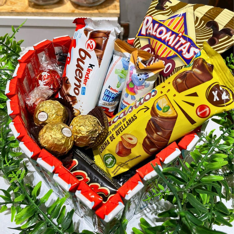 Tarta de corazón de chocolatinas artesanal de Mono Banano, bombones y chocolatinas surtidas para regalar