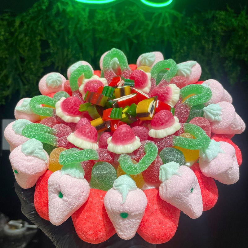 Tarta de chuches Jungle de Mono Banano con golosinas surtidas en tonos verdes y rojos